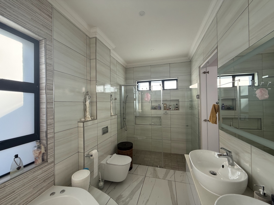 5 Bedroom Property for Sale in The Islands Estates North West
